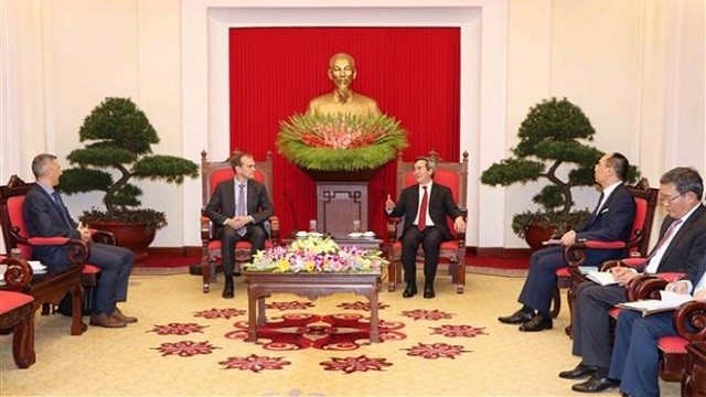 越共中央经济部部长阮文平会见全球事务副总裁沃克 。