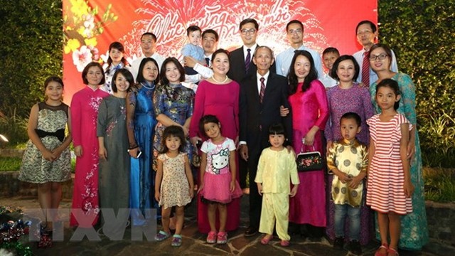 越南驻阿根廷大使馆工作人员及其家人在会上合影。
