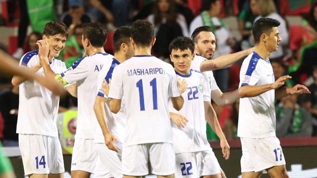 乌兹别克斯坦球员庆祝进球。