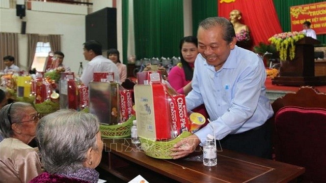 张和平副总理向英雄母亲赠送新年慰问品。（图片来源：越通社）