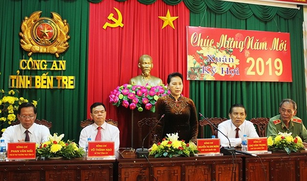 国会主席阮氏金银向槟椥省公安厅拜年。