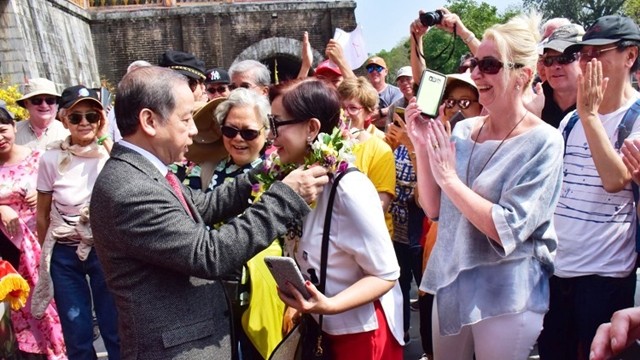 承天顺化省人民委员会主席潘玉寿给国际游客赠送鲜花。（公厚 摄）