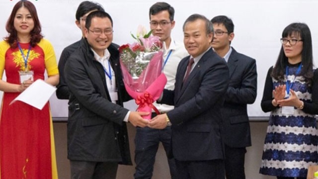武宏南大使向旅居日本爱知县越南人协会执委会主席黎英山赠送鲜花。（图片来源：VOV）
