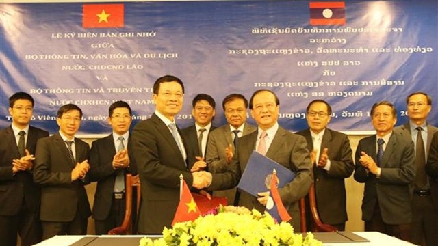 双方共同签署《越南通信传媒部与老挝新闻文化旅游部的合作计划》。