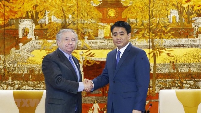 越南河内市人民委员会主席阮德钟与国际汽车联合会主席让·托特握手。