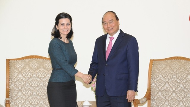 阮春福与保加利亚驻越南大使玛丽内拉•佩特科娃握手。（陈海 摄）