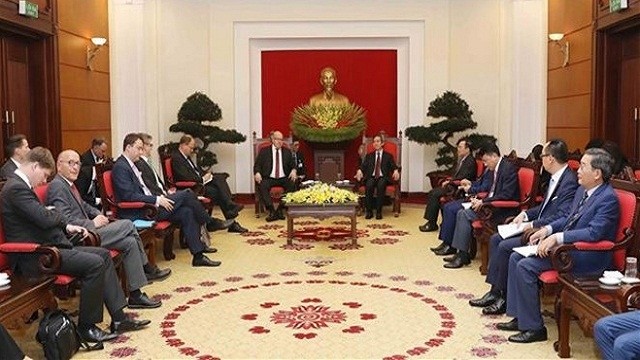 越共中央经济部部长阮文平会见德国联邦经济和能源部长阿尔特迈尔。
