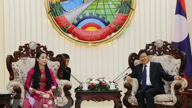 老挝政府总理通伦·西苏里接见永福省委书记黄氏萃兰。