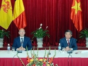 越南计划投资部部长裴光荣和比利时瓦隆—布鲁塞尔联邦首席大臣鲁迪•迪莫特。 (Photo: 图片来源：越通社)