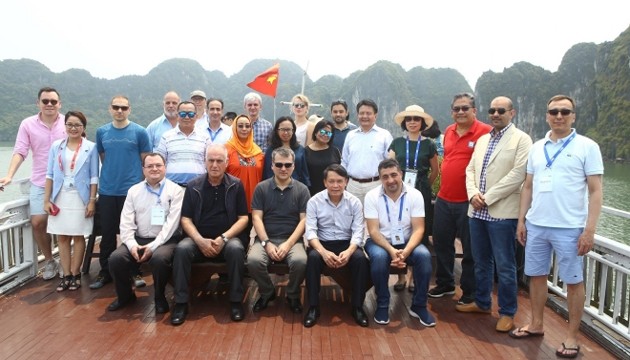 亚通组织代表团参观下龙湾。