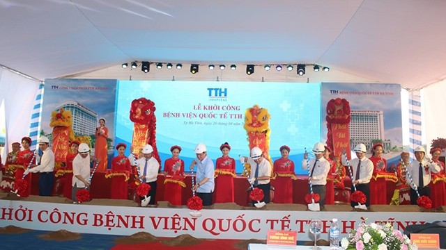 王廷惠副总理出席河静TTH国际医院建设项目动工仪式。