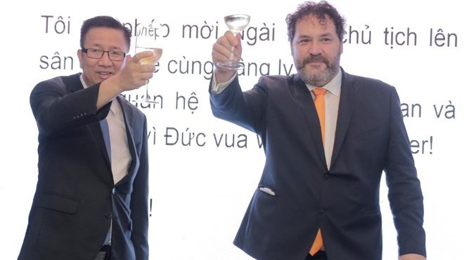 胡志明市人民议会副主席范德海与荷兰驻胡志明市总领事凯特里•希特。
