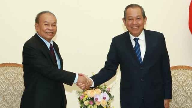 张和平副总理和柬埔寨礼仪与宗教部大臣亨柴握手。（图片来源：VGP）