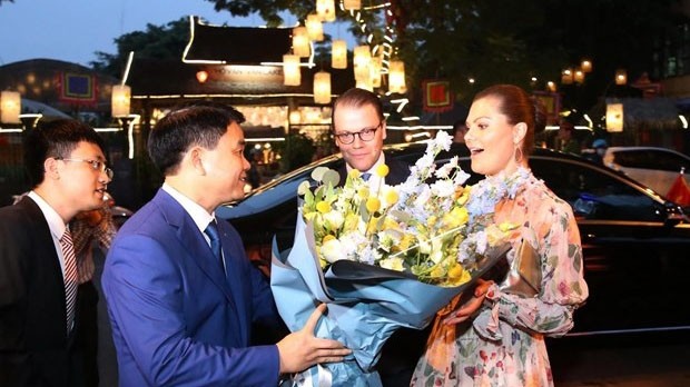 河内市人委会主席阮德钟向瑞典女王储维多利亚送去鲜花。
