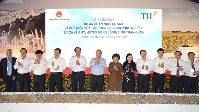 越南政府总理阮春福出席清化省奶牛养殖与牛奶加工项目开工仪式。（图片来源：VGP）