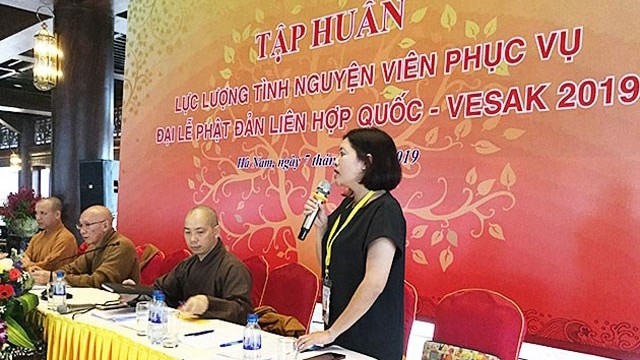 胡志明共青团中央委员会国家志愿者中心主任杜氏金花发表讲话。