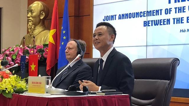 越南农业与农村发展部和欧盟举行记者会，公布结束《森林执法、治理与贸易的自愿伙伴关系协定》批准过程。（图片来源：VGP））