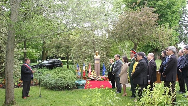 在蒙特利尔公园胡志明纪念区举行胡志明主席诞辰129周年纪念典礼。