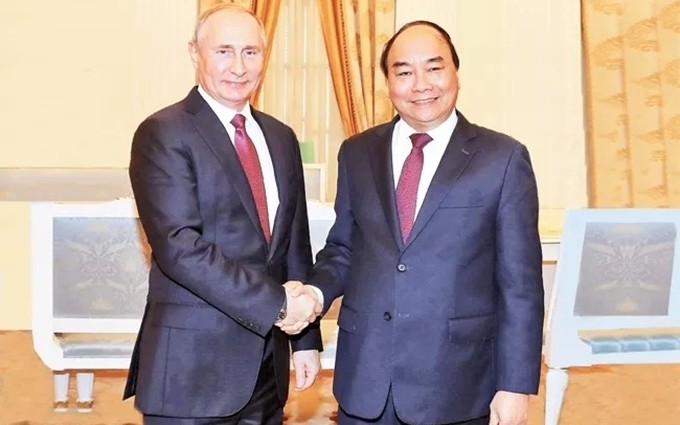 阮春福总理同普京总统握手。（图片来源：越通社）