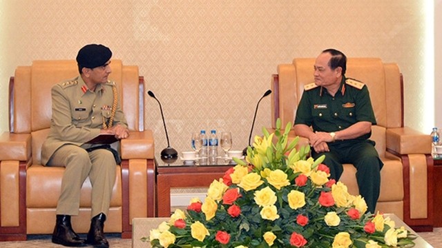阮方南上将会见巴基斯坦驻泰国兼驻越南大使馆国防武官。（图片来源：越通社）
