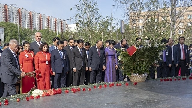 阮春福总理和各位代表为胡志明主席塑像默哀一分钟。