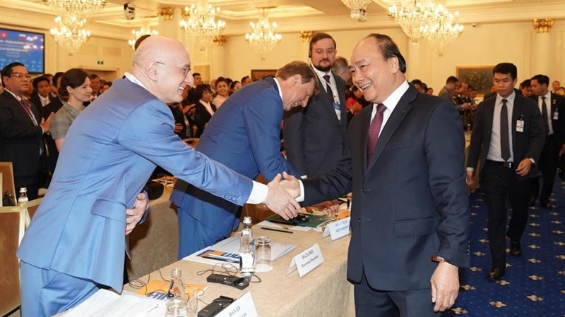 阮春福总理与俄罗斯企业代表握手。