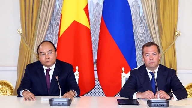 越俄两位总理共同主持记者会。