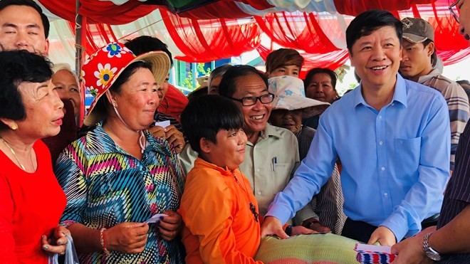 阮国强副部长向旅居磅清扬省贫困越裔柬埔寨人赠送慰问品。（图片来源：越通社）