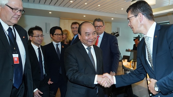 阮春福总理和挪威领先集团代表。（图片来源：VOV）