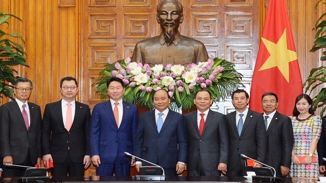 阮春福总理与韩国SK集团代表合影。（陈海 摄）