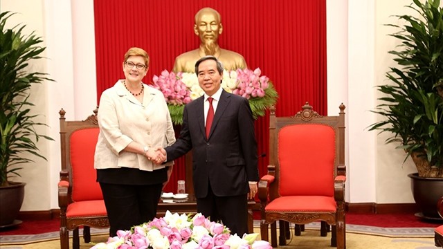 越共中央经济部部长阮文平会见澳大利亚外交部长。（图片来源：劳动报）