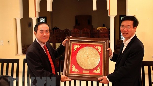 越共中央宣教部部长武文赏向越南驻摩洛哥赠送纪念品。（图片来源：越通社）