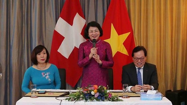 越南国家副主席邓氏玉盛会见旅居瑞士越南人代表。（图片来源：越通社）