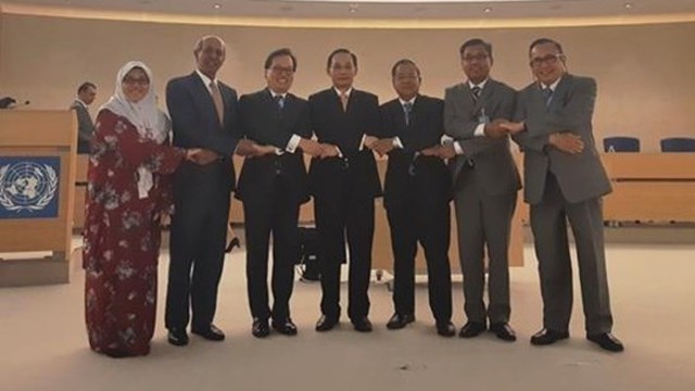越南外交部副部长黎怀忠与各位代表合影。