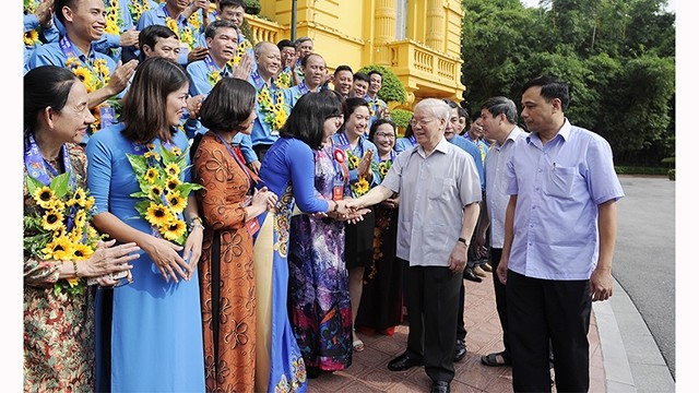越共中央总书记、国家主席阮富仲会见优秀工会干部。（登科 摄）