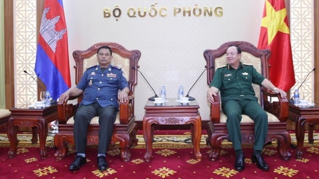 越南人民军副总参谋长范玉明会见柬埔寨王家宪兵副司令安•索坤。