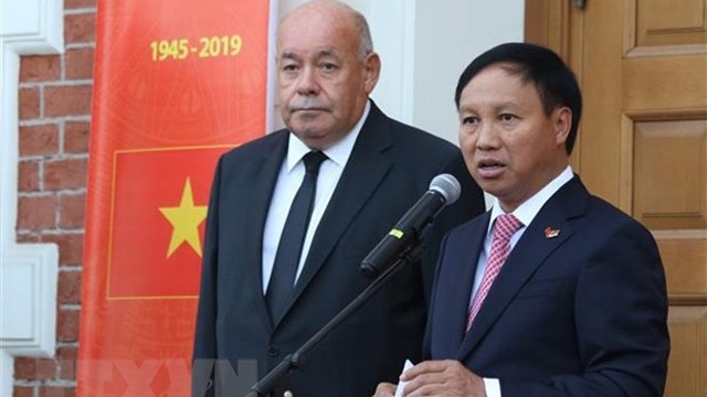 越南驻俄罗斯大使吴德孟与俄罗斯总统国际文化合作特使米哈伊尔。