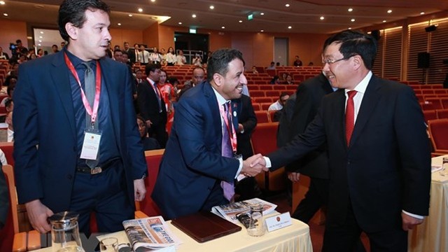 范平明副总理和大使们握手。