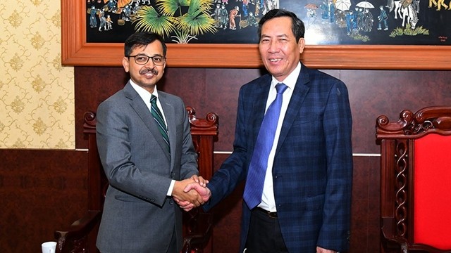 顺友先生和印度驻越南大使普拉内•维尔马。