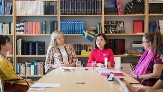 河内师范大学的学生芳英被瑞典驻越大使安娜·马尾（Ann Mawe）赋予领导权。