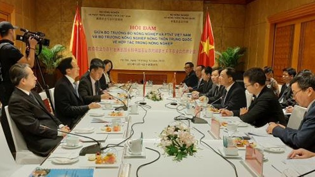 越南农业与农村发展部部长阮春强与中国农业农村部部长韩长赋举行会谈。