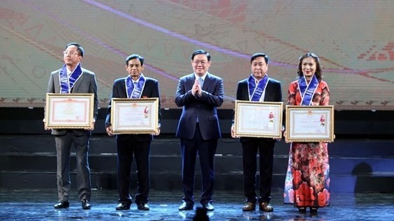 王廷惠副总理在活动上向部分企业授予劳动勋章。（图片来源：越通社）