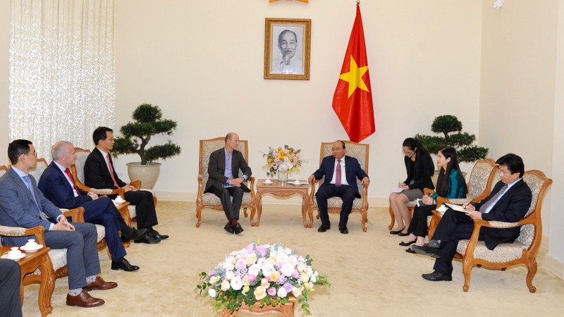 越南政府总理阮春福会见外国投资商。（陈海 摄）