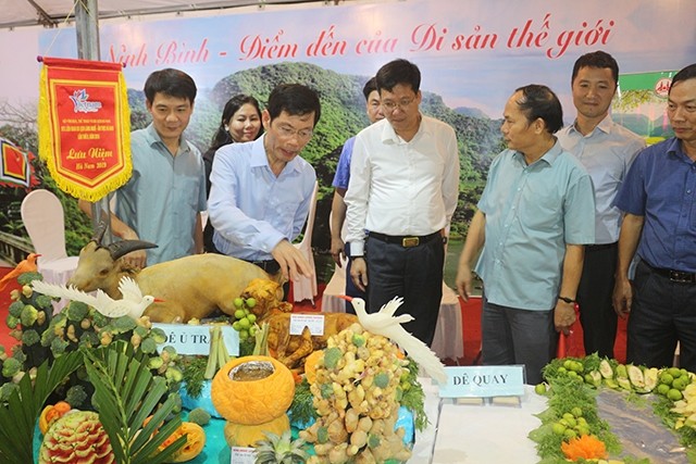 河南省领导参观展会。（图片来源：人民报网）
