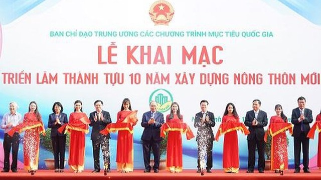 阮春福总理出席开幕剪彩仪式。