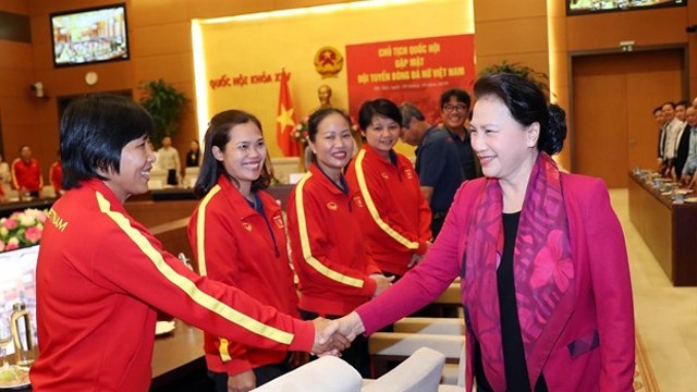 越南国会主席阮氏金银会见越南国家女子足球队。