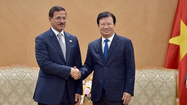 越南政府副总理郑廷勇会见阿联酋经济部长苏尔坦·曼苏里。（图片来源：VGP）
