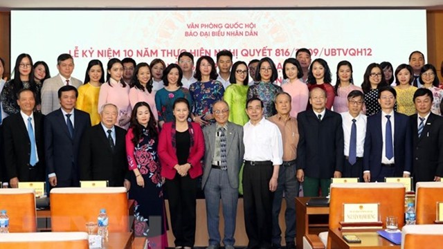 越南国会主席阮氏金银与各位代表合影。（图片来源：越通社）