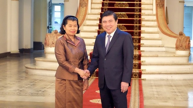 胡志明市人委会主席阮诚峰会见柬埔寨副首相梅森安。（图片来源：胡志明市党部门户网站）