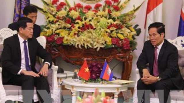 柬埔寨金边市市长坤盛（右）和巴地头顿省委书记、人民议会主席阮红岭。